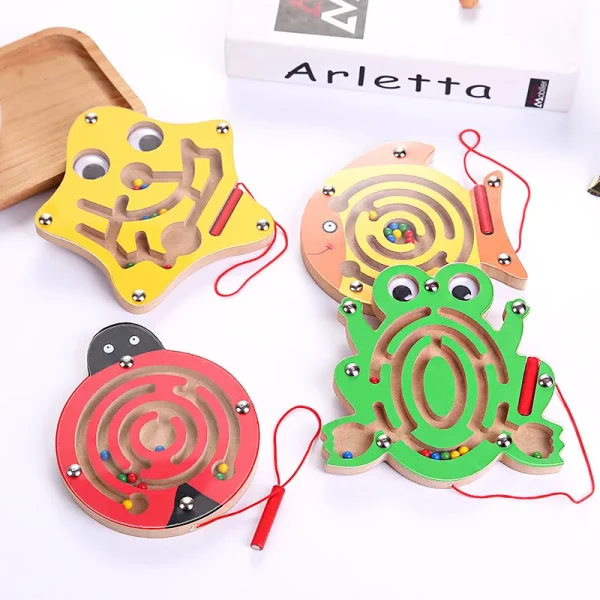 Petits labyrinthe magnétiques en bois Montessori pour enfants dès 3 ans ans. Développe motricité fine, logique et reconnaissance des couleurs. Éducatif et interactif.