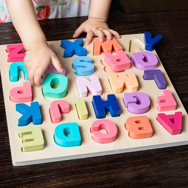 Puzzle Montessori en bois : stimule la reconnaissance des formes, lettres et chiffres tout en renforçant la motricité fine et la curiosité des enfants dès 1 an. Certifié CE. 