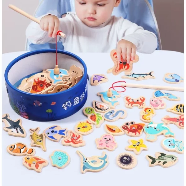Jouet de pêche en bois Montessori pour enfants, vie marine. Développe la coordination œil-main, idéal dès 3 ans. Matériaux sûrs et certifiés CE. Au choix: 15 poissons + 1 canne + sac / 31 poissons + 2 cannes + sac.
