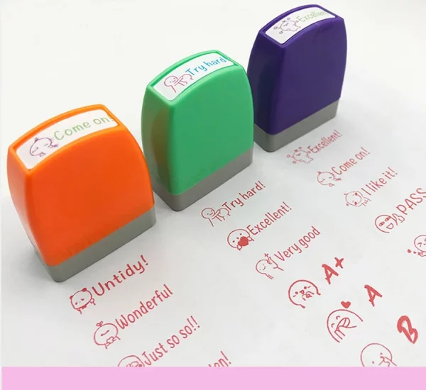 Tampons encreurs d'enseignants personnalisés avec 24 motifs / messages variés et encre rouge. Idéal pour encourager les élèves, facile à utiliser et durable. Pour un soutien scolaire personnalisé.