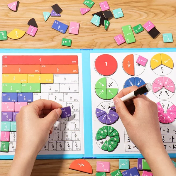 Livre Montessori en bois avec pièces fractionnées magnétiques et pages effaçables, conçu pour initier les enfants aux bases des mathématiques de manière ludique et interactive.