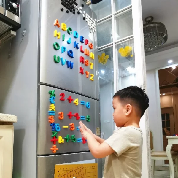 Jouet éducatif avec lettres et chiffres magnétiques pour enfants de 3 ans et plus. Aide à apprendre l'alphabet, les chiffres et le vocabulaire, tout en développant la motricité fine. Certifié CE et 3C. Majuscules / minuscules, 26, 37 ou 48 pièces à choix. 