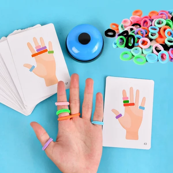 Jeu éducatif Montessori avec cartes illustrées et anneaux colorés, conçu pour développer la logique, la motricité fine et la créativité des enfants dès 3 ans.