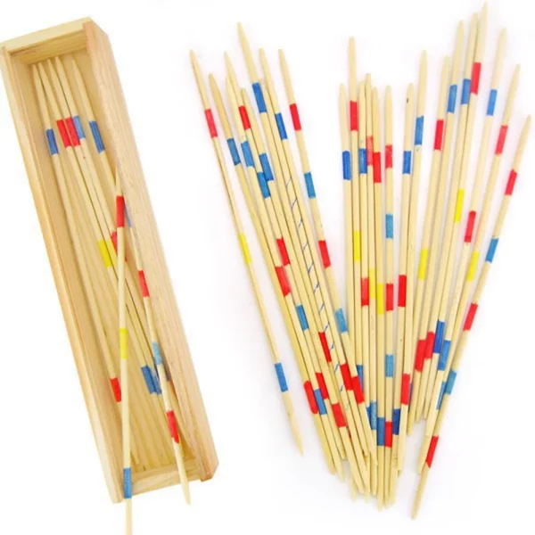 Jeu Mikado en bois. 30 bâtonnets dans une boîte, jeu parfait pour développer l'esprit de stratégie, la recherche de solution et la motricité fine.Dès 4 ans.