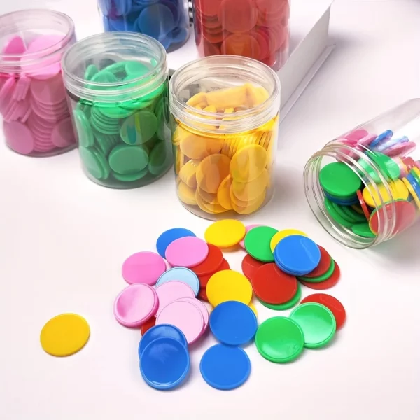 Jetons multicolores en plastique, idéaux pour l’apprentissage des couleurs, le comptage et les activités mathématiques. 100 pièces. Pour les jeunes enfants, à utiliser sous supervision d'un adulte.