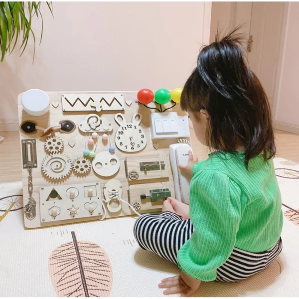 Divers accessoires Montessori pour planche d'activités. Stimule motricité fine, créativité et apprentissage ludique. Sûr, éducatif et certifié CE.