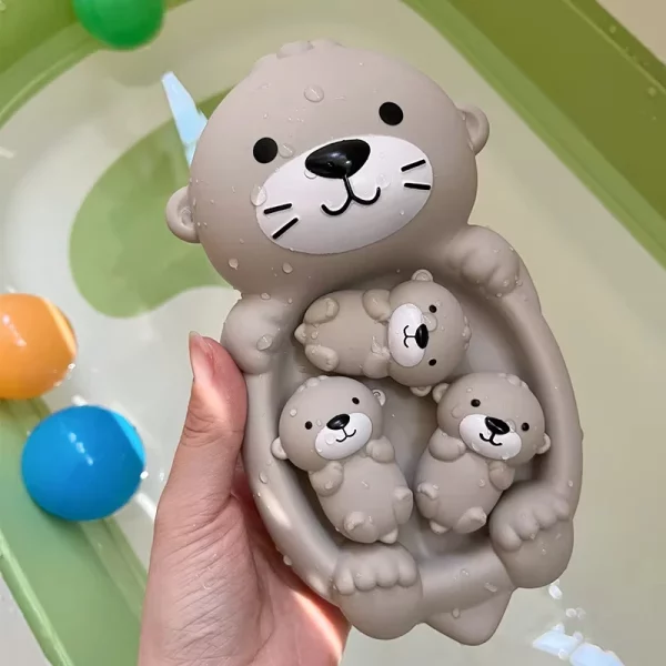 Ensemble de loutres en silicone doux, parfait pour rendre l’heure du bain amusante et sensorielle. Conception flottante adaptée dès 12 mois.