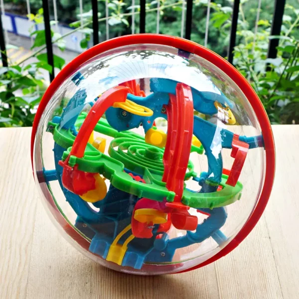 Boule labyrinthe 3D, jeu d’adresse et de réflexion pour enfants dès 4 ans et adultes. Stimule la logique, la coordination et la concentration. Format compact et ludique.