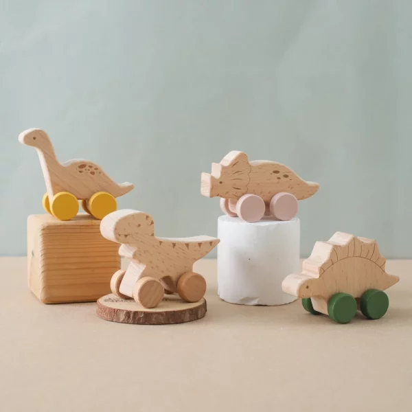 Dinosaures en bois Montessori, jouet d’éveil sensoriel en bois de hêtre. Idéal pour stimuler la motricité fine et l’exploration tactile des bébés dès 2 ans.