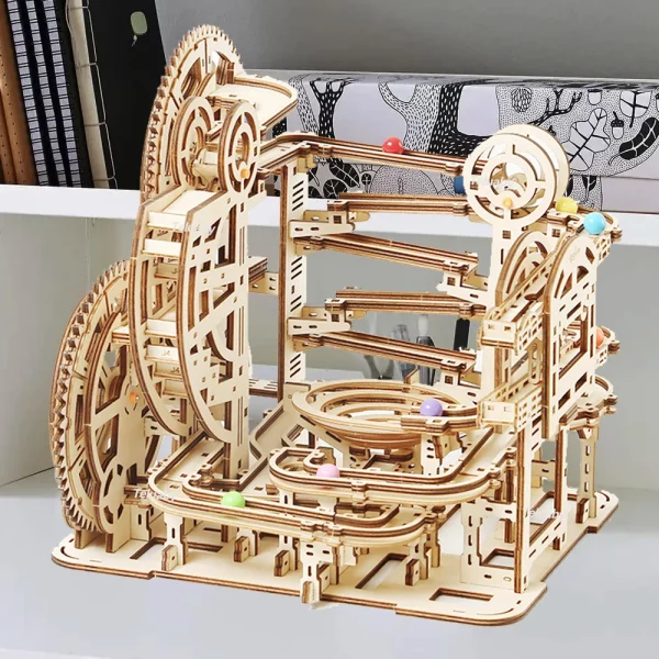 Circuit mécanique 3D en bois à assembler. Un kit éducatif STEM pour enfants et adultes, avec un circuit à billes interactif. Stimulant, créatif et idéal comme cadeau. Certifié CE.