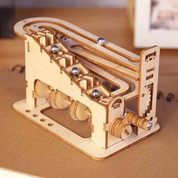 Puzzles en bois 3D à assembler, parfaits pour découvrir la mécanique et la logique. Jeux STEM avec engrenages et rampe à billes, idéals pour les amateurs de construction et de défis intellectuels.