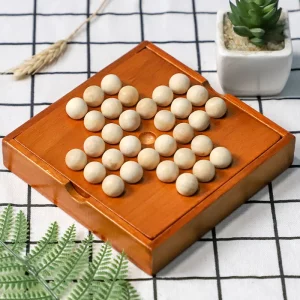 Jeu du solitaire en bois pour enfants dès 5 ans. Développe logique, concentration et autonomie. Idéal comme jeu calme, éducatif et transportable.