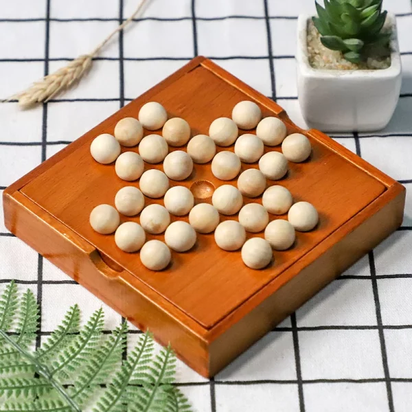 Jeu du solitaire en bois pour enfants dès 5 ans. Développe logique, concentration et autonomie. Idéal comme jeu calme, éducatif et transportable.